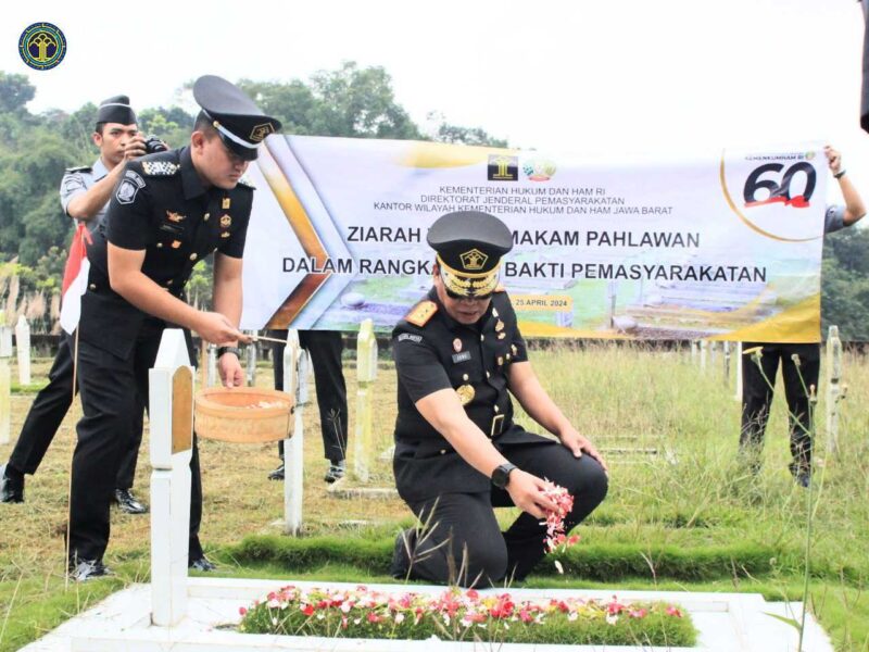 Keterangan foto : Kepala Kantor Wilayah Kementerian Hukum dan HAM Jawa Barat, Masjuno Tabur bunga di Makam pahlawan Cikutra Bandung, (Kamis, 25/4/2024) 