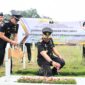 Keterangan foto : Kepala Kantor Wilayah Kementerian Hukum dan HAM Jawa Barat, Masjuno Tabur bunga di Makam pahlawan Cikutra Bandung, (Kamis, 25/4/2024) 