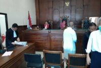 Keterangan foto : Seorang pria berkepala plontos dengan mengenakan jubah berwarna kuning, tampak mendatangi Gedung Pengadilan Negeri Jakarta Utara, Jumat (26/4/2024)
