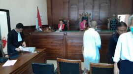 Keterangan foto : Seorang pria berkepala plontos dengan mengenakan jubah berwarna kuning, tampak mendatangi Gedung Pengadilan Negeri Jakarta Utara, Jumat (26/4/2024) 