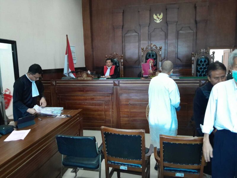 Keterangan foto : Seorang pria berkepala plontos dengan mengenakan jubah berwarna kuning, tampak mendatangi Gedung Pengadilan Negeri Jakarta Utara, Jumat (26/4/2024) 