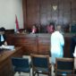 Keterangan foto : Seorang pria berkepala plontos dengan mengenakan jubah berwarna kuning, tampak mendatangi Gedung Pengadilan Negeri Jakarta Utara, Jumat (26/4/2024) 