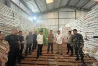 Keterangan foto : Pemantauan stok pangan oleh PJ Bupati Lebak Iwan Kurniawan bersama Forkopimda, Sabtu (27/4/2024) 