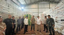 Keterangan foto : Pemantauan stok pangan oleh PJ Bupati Lebak Iwan Kurniawan bersama Forkopimda, Sabtu (27/4/2024) 