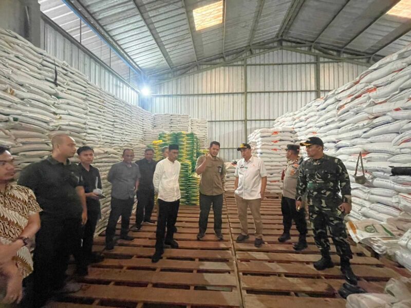 Keterangan foto : Pemantauan stok pangan oleh PJ Bupati Lebak Iwan Kurniawan bersama Forkopimda, Sabtu (27/4/2024) 