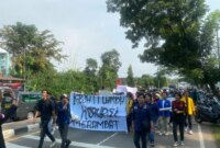 Keterangan foto : Aliansi Badan Eksekutif Mahasiswa (BEM) Banten Bersatu menggelar aksi demonstrasi (29/4/2024)