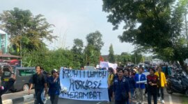 Keterangan foto : Aliansi Badan Eksekutif Mahasiswa (BEM) Banten Bersatu menggelar aksi demonstrasi (29/4/2024)