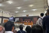 Keterangan foto : Majelis Hakim Pengadilan Negeri (PN) Tipikor Palembang, memvonis bebas lima terdakwa Kasus dugaan korupsi pada proses akuisisi saham PT Satria Bahana Sarana (SBS) oleh PT Bukit Asam Persero Tbk (PTBA) melalui anak perusahaan PT Bukti Multi Investama (BMI), Senin (1/4/2024).