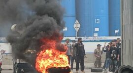 Keterangan foto : Aksi demonstran tersebut tidak hanya berusaha berusaha masuk ke Kantor Pusat namun juga melakukan tindakan dan ucapan yang provokatif serta intimidatif terhadap manajemen Bank BTN, Selasa (30/4/2024) 