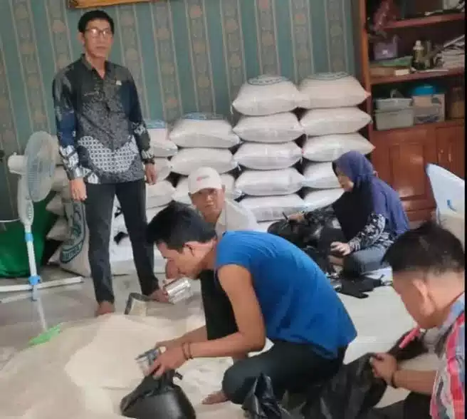 Jum'at Berkah, Kades Kramat Bagikan Bantuan Beras Kepada Masyarakat yang Membutuhkan