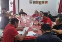 Ketua DPC PDIP Lebak di dampingi Ketua Pelaksana Pendaftaran Bacalon Bupati dan Wakil Bupati Lebak di Pilkada 2024 - 2029 beserta jajarannya saat melakukan Lounching Pendaftaran di Kantor DPC PDIP pada 18/4/2024