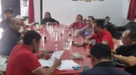 Ketua DPC PDIP Lebak di dampingi Ketua Pelaksana Pendaftaran Bacalon Bupati dan Wakil Bupati Lebak di Pilkada 2024 - 2029 beserta jajarannya saat melakukan Lounching Pendaftaran di Kantor DPC PDIP pada 18/4/2024