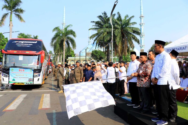 keberangkatan 431 jemaah Calon Haji (Calhaj) Kloter 02 JKG/Banten Kota Tangerang yang berlangsung di Masjid Raya Al-A’zhom, Kawasan Pusat Pemerintahan Kota Tangerang, Sabtu (11/05)