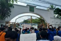 Keterangan foto : Demo mahasiswa di kantor Kejati Banten, Kamis (2/5/2024)