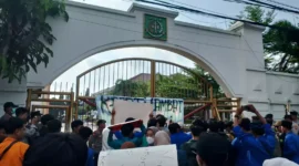 Keterangan foto : Demo mahasiswa di kantor Kejati Banten, Kamis (2/5/2024) 