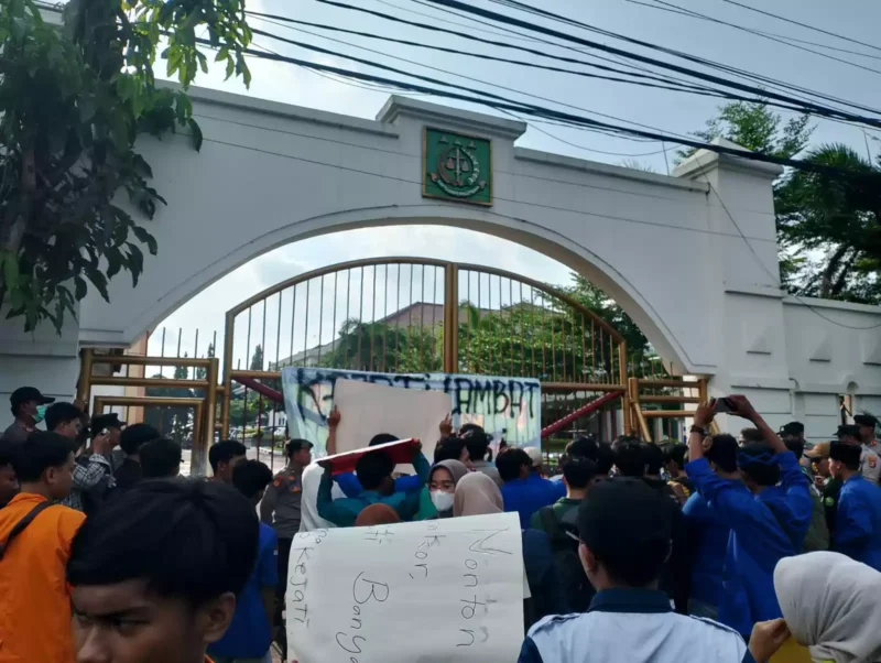 Keterangan foto : Demo mahasiswa di kantor Kejati Banten, Kamis (2/5/2024) 