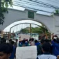 Keterangan foto : Demo mahasiswa di kantor Kejati Banten, Kamis (2/5/2024) 