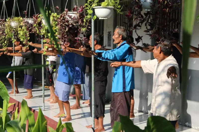 Keterangan foto : Warga Binaan Lapas Cirebon Ikuti Rehabilitasi Medik Lansia Senam Super SEFT dan Mindfulness, (Kamis, 2/5/2024) 