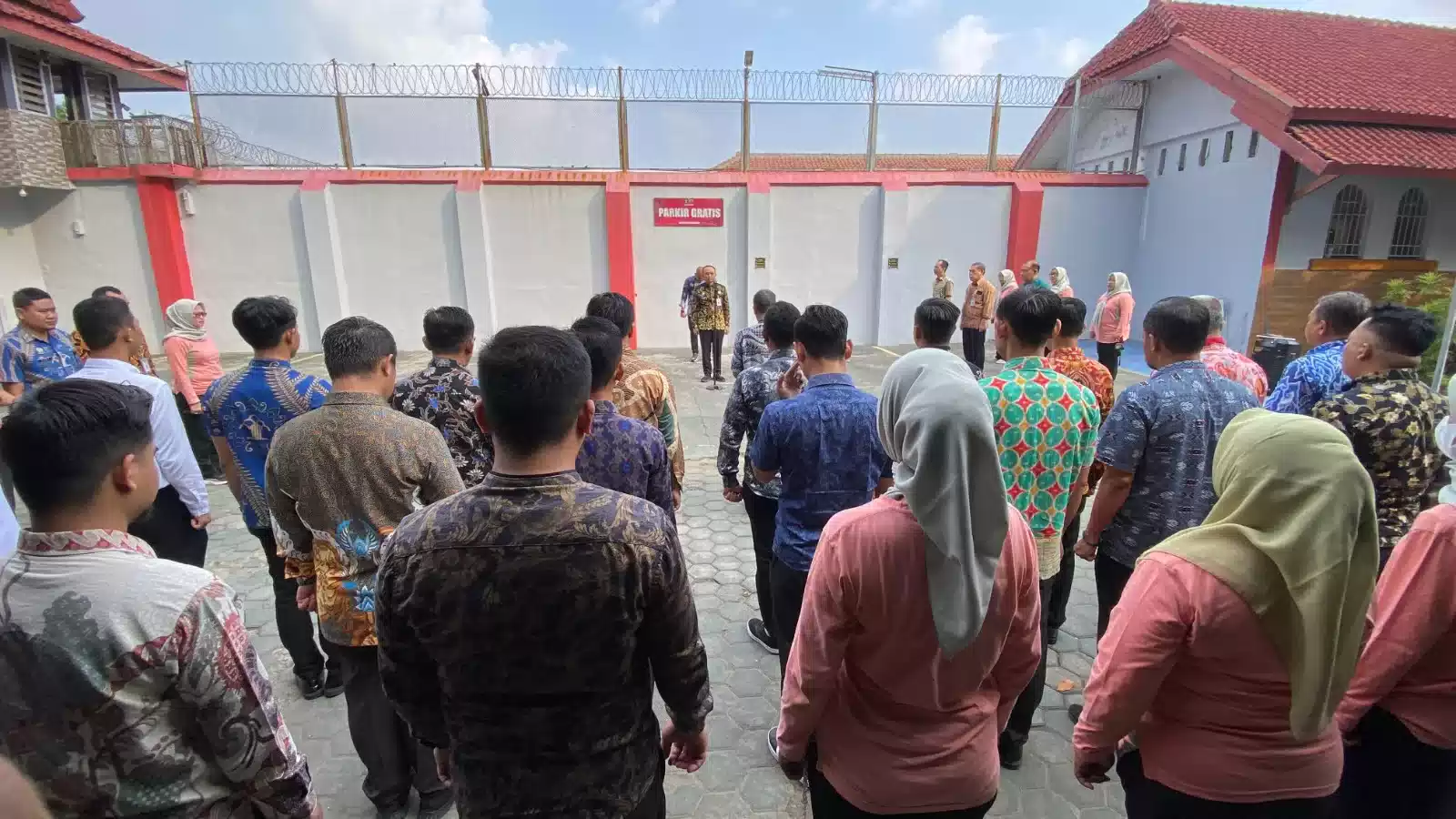 Kalapas Cirebon Ajak Pegawai Menjadi Teladan dalam Memelihara Kebersihan dan Disiplin Kerja