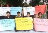 Keterangan foto : Relawan Milenial Pos Raya Lebak bentangkan poster dukung Andra Soni Calon Gubernur Banten, Minggu (11/5/2024)