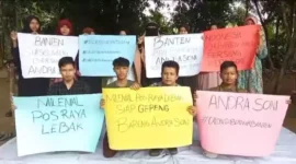 Keterangan foto : Relawan Milenial Pos Raya Lebak bentangkan poster dukung Andra Soni Calon Gubernur Banten, Minggu (11/5/2024) 