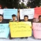Keterangan foto : Relawan Milenial Pos Raya Lebak bentangkan poster dukung Andra Soni Calon Gubernur Banten, Minggu (11/5/2024) 