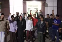 Keterangan poto : Keluarga korban bersama masyarakat saat mendatangi Polres Pandeglang untuk melakukan pelaporan terhadap dugaan pelecehan salah satu pimpinan ponpes terhadap anak santrinya.