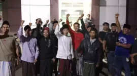 Keterangan poto : Keluarga korban bersama masyarakat saat mendatangi Polres Pandeglang untuk melakukan pelaporan terhadap dugaan pelecehan salah satu pimpinan ponpes terhadap anak santrinya.