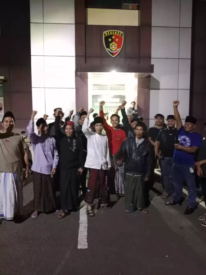 Keterangan poto : Keluarga korban bersama masyarakat saat mendatangi Polres Pandeglang untuk melakukan pelaporan terhadap dugaan pelecehan salah satu pimpinan ponpes terhadap anak santrinya.