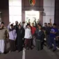 Keterangan poto : Keluarga korban bersama masyarakat saat mendatangi Polres Pandeglang untuk melakukan pelaporan terhadap dugaan pelecehan salah satu pimpinan ponpes terhadap anak santrinya.