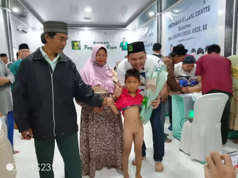Keterangan foto : Sebanyak 100 anak dari berbagai kecamatan di Kabupaten Lebak mengikuti khitan massal gratis yang digelar H. Regen Abdul Aris, S.E., Minggu (19/5/2024).