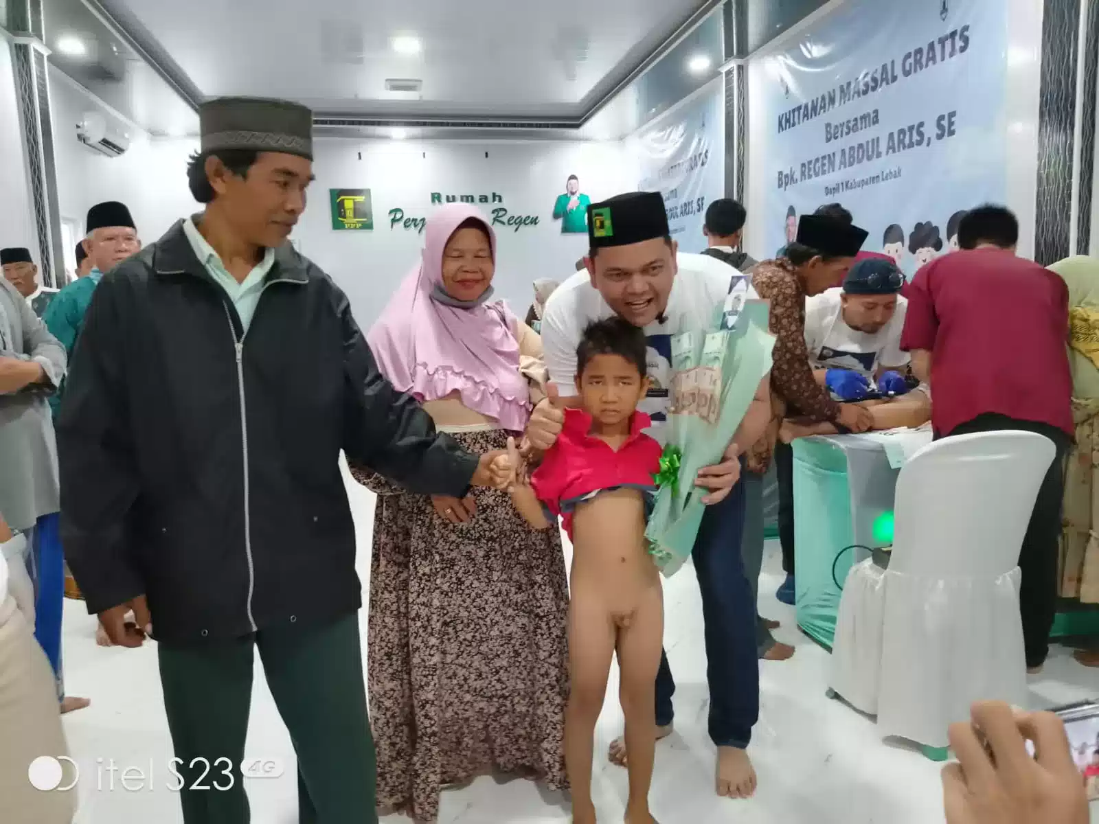 100 Anak di Lebak Ikuti Khitan Massal, H. Regen Abdul Aris