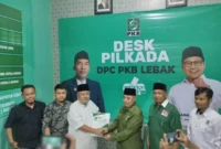 Keterangan poto : H. Achmad Jajuli, saat menyerahkan berkas formulir penjaringan Bacalon Bupati Lebak di Kantor PKB Lebak