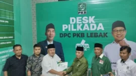 Keterangan poto : H. Achmad Jajuli, saat menyerahkan berkas formulir penjaringan Bacalon Bupati Lebak di Kantor PKB Lebak