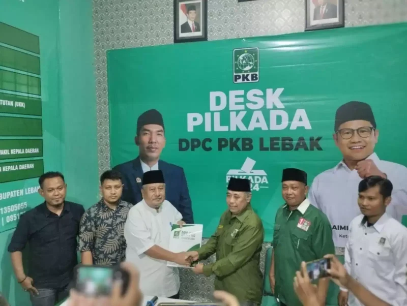 Keterangan poto : H. Achmad Jajuli, saat menyerahkan berkas formulir penjaringan Bacalon Bupati Lebak di Kantor PKB Lebak