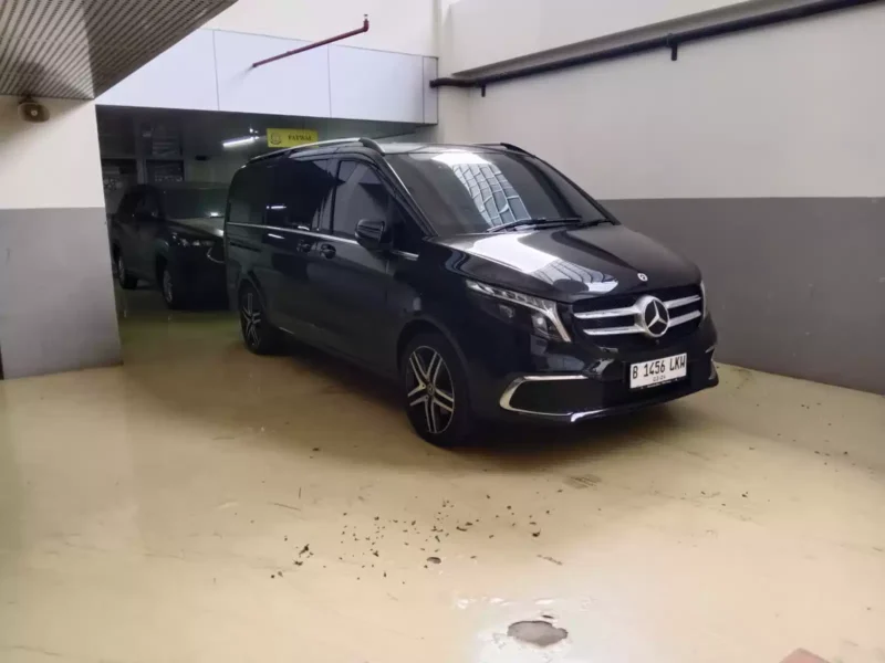 Gaya hidup mewah atau Glamour kembali diperlihatkan oleh oknum Jaksa dari Kejaksaan Tinggi (Kejati) DKI Jakarta dengan terlihatnya keberadaan mobil mewah yang berharga miliaran rupiah.