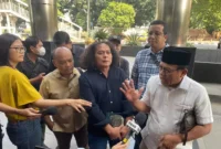 Keterangan foto : Sugeng Teguh Santoso, SH, Ketua Indonesia Police Watch, yang memimpin delegasi kepada wartawan di Gedung Merah Putih KPK Jakarta, Selasa (27/5).
