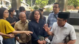 Keterangan foto : Sugeng Teguh Santoso, SH, Ketua Indonesia Police Watch, yang memimpin delegasi kepada wartawan di Gedung Merah Putih KPK Jakarta, Selasa (27/5).