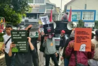 Buntut dari adanya dugaan intimidasi terhadap Kejaksaan Agung puluhan mahasiswa melakukan unjuk rasa.