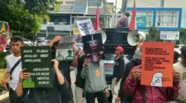 Buntut dari adanya dugaan intimidasi terhadap Kejaksaan Agung puluhan mahasiswa melakukan unjuk rasa.