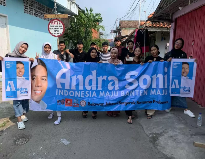 Keterangan foto ; Puluhan Gen Z Milenial Relawan Jokowi Bergerak Bersama Prabowo yang terdiri dari Tim 8-RJBBP, Rumah Gibran, All Cipayung, Pos Raya dan Rumah Gibran Kota Serang deklarasi Andra Soni Calon Gubernur Banten, Rabu (29/5/2024) 