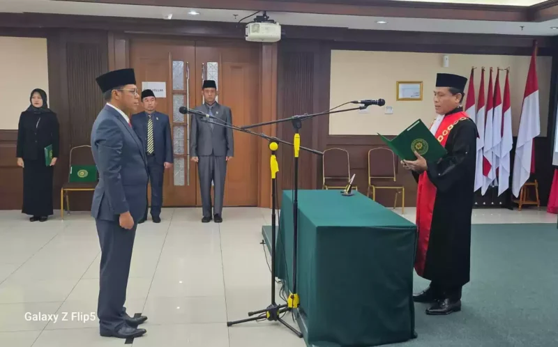 Keterangan foto : Ketua Pengadilan Negeri (KPN) Jakarta Pusat Dr Rudy Suparmono, SH, MH melantik dan mengambil sumpah jabatan Panitera Muda (Panmud) Tindak Pidana Korupsi (Tipikor) Hartoyo, SH, MH, Kamis (30/5/2024).