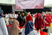 Keterangan foto : Kepolisian Daerah Lampung memberikan pelayanan kesehatan dan pasar murah dalam peringatan Hari Buruh Internasional yang berlangsung di Bundaran Tugu Adipura, Bandar Lampung.