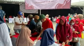 Keterangan foto : Kepolisian Daerah Lampung memberikan pelayanan kesehatan dan pasar murah dalam peringatan Hari Buruh Internasional yang berlangsung di Bundaran Tugu Adipura, Bandar Lampung.