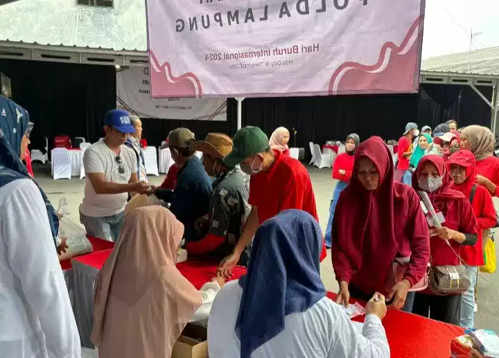 Polda Lampung Beri Layanan Kesehatan Gratis dan Pasar Murah Saat May Day I Teras Media