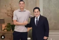 Keterangan foto : Pemain Timnas Indonesia, Jay Idez dan Ketua Umum PSSI Erick Thohir, Kamis (2/5/2024)