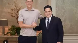 Keterangan foto : Pemain Timnas Indonesia, Jay Idez dan Ketua Umum PSSI Erick Thohir, Kamis (2/5/2024) 