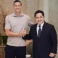 Keterangan foto : Pemain Timnas Indonesia, Jay Idez dan Ketua Umum PSSI Erick Thohir, Kamis (2/5/2024) 