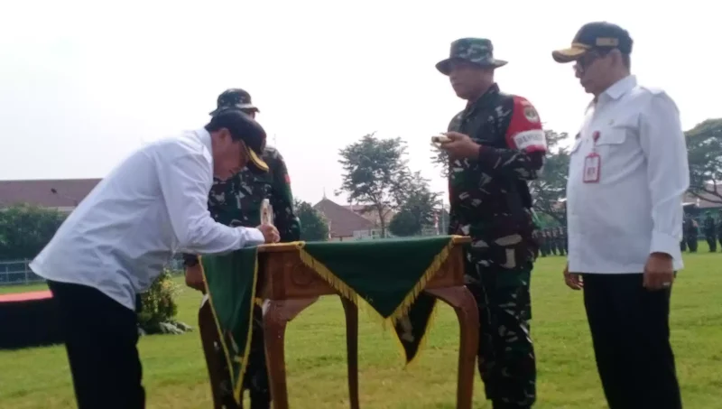 Sekda Kabupaten Tangerang Maesyal Rasyid membuka langsung program TNI Manunggal Membangun Desa (TMMD) ke-120 di lapangan stadion mini Kecamatan Sukadiri Kabupaten Tangerang, Rabu (08/05/2024).