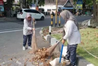 Keterangan Foto : Pegawai Lapas Cirebon Gotong royong bersihkan Halaman Sekitar Lapas, (Jum'at, 10/5/2024) 